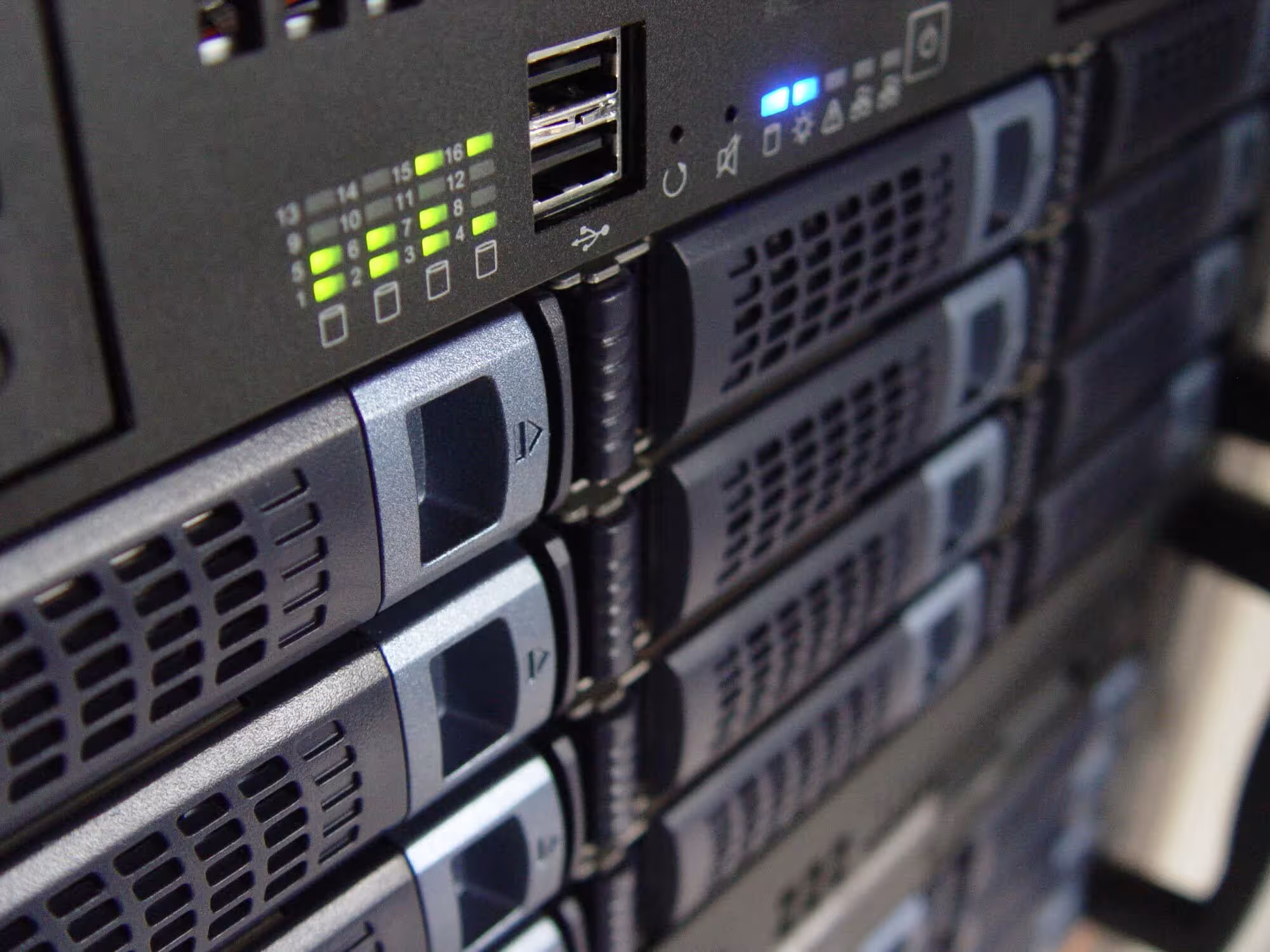 Dedicated Server vs VPS Panduan Memilih Hosting Terbaik untuk Bisnis Anda